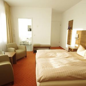 Zimmer mit Kingsize-Bett
